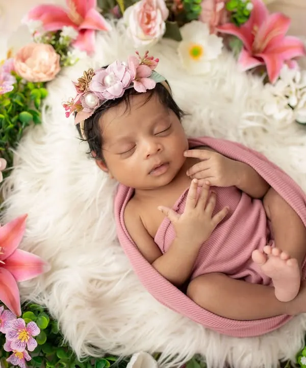 I believe every baby is a little flower, and this moment feels so pure and blessed. Capturing this sleeping angel surrounded by blooms was a dream. ❤️
