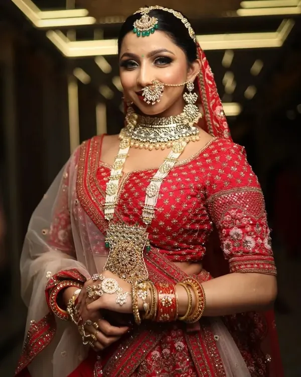 This is the look every bride dreams of. A radiant smile and flawless makeup that feels light and looks stunning. I focus on creating a timeless North Indian bridal look that enhances your features and lasts through all the wedding day emotions.