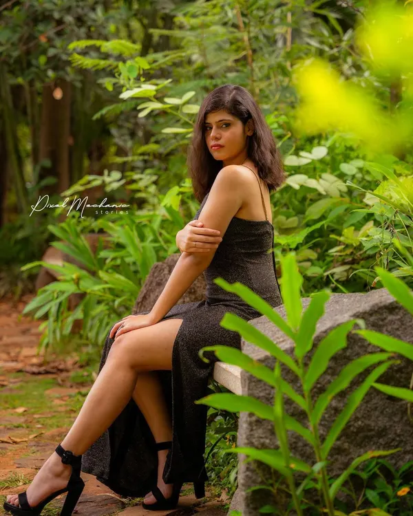 Surrounded by the greenery of the park, the elegance of a simple black dress stands out. This session was about creating a timeless, graceful portrait with a touch of mystery.