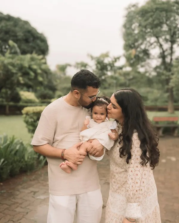 This is what it’s all about. I love capturing these unscripted, in-between moments of pure love during our family photoshoots. These are the memories you’ll treasure forever.
