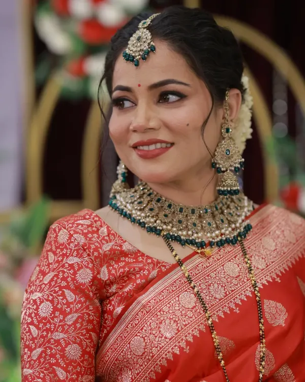This is the radiant smile I strive for. For this stunning bride, we chose a classic red saree look with flawless, glowing skin and defined eyes, perfect for her traditional Maharashtrian wedding ceremony.