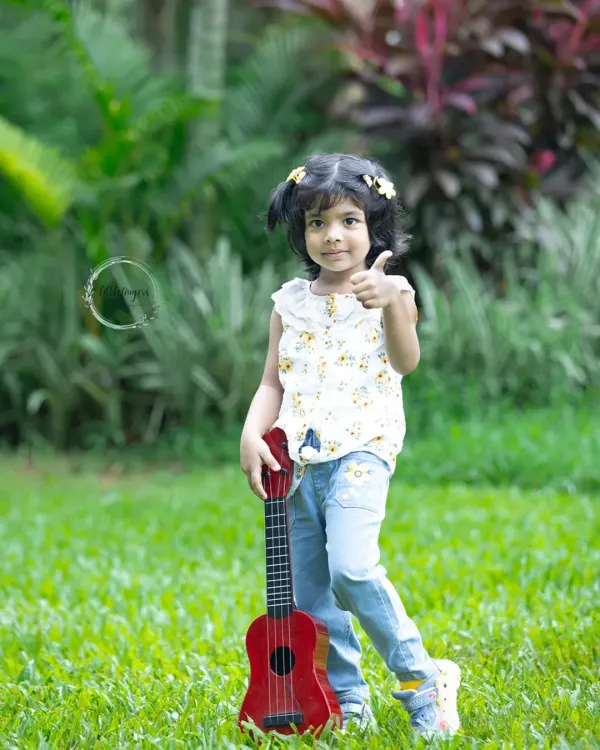 A thumbs up for a fun day at the park. I encourage kids to interact with props and just be themselves, which is how I capture their confident and happy personalities.