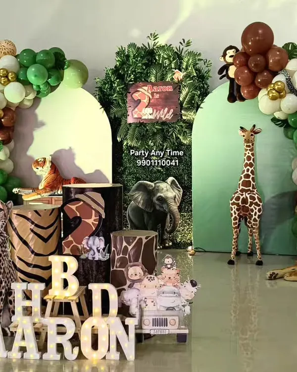 This full jungle theme birthday setup is one of my most popular packages. It includes a custom backdrop, large animal props like a cheetah and giraffe, themed cake stands, light-up letters for the name, and a multi-colored balloon arch to bring the wild to your party.