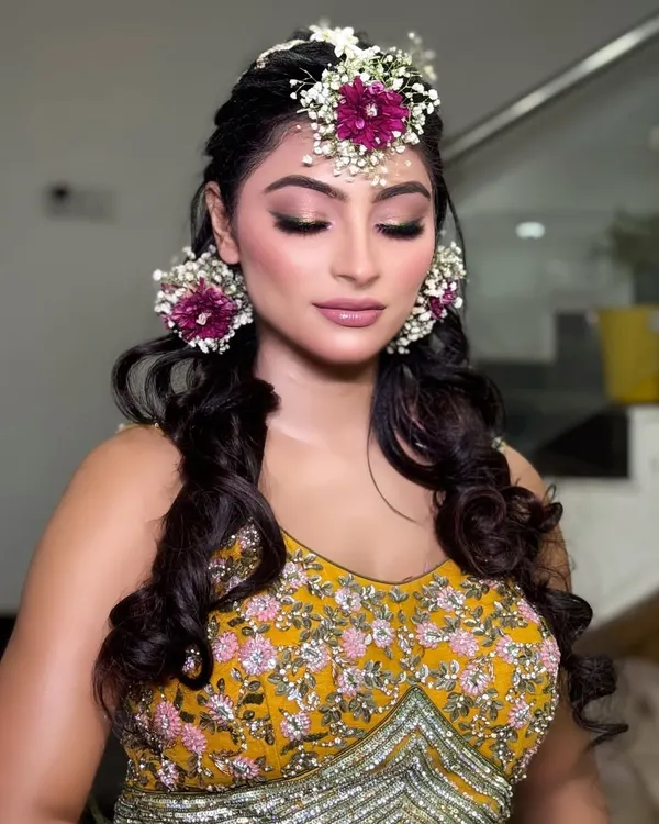 A beautiful Haldi-Mehndi look, perfect for our masterclass students to learn. The look features fresh, glowing skin and soft pink tones on the eyes and lips.