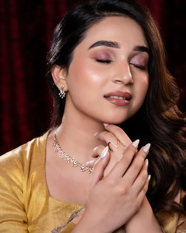 This is my signature soft glam look. I focused on creating luminous skin, soft rosy eyeshadow, and a natural lip tint that enhances, rather than covers. This style is perfect for clients who want to look like the best version of themselves.