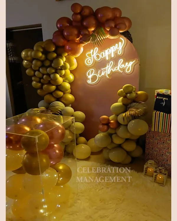 This organic balloon garland features a sophisticated, earthy color palette of mustard, rust, and beige, perfect for a modern and stylish birthday party.