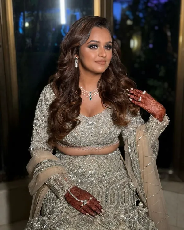 This is the ultimate sangeet glam ✨. I created a silver-toned smokey eye with lots of sparkle and gave my bride, Aashi, that signature radiant skin. The entire look feels luxurious and is perfect for a night of celebration.
