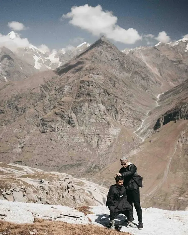 I bring the barbershop experience to you, wherever you are. This scenic trim against the backdrop of Rohtang Pass in Manali shows that for me, on-site grooming has no limits. It's all about providing a fresh cut in a memorable location.