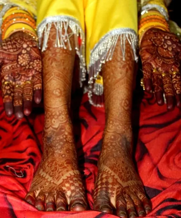 I provide complete bridal mehendi services, ensuring both your hands and feet are adorned with beautiful, cohesive designs. This full set features traditional patterns from fingertips to toes.