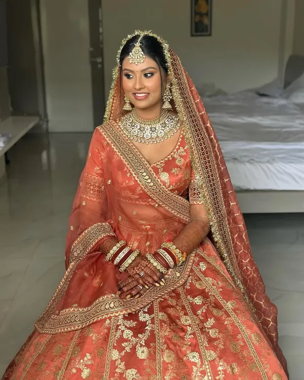 Her lehenga told one story, her eyes told another. This look was about a brown girl owning her moment in a Sabyasachi outfit, with makeup that made her feel like herself.