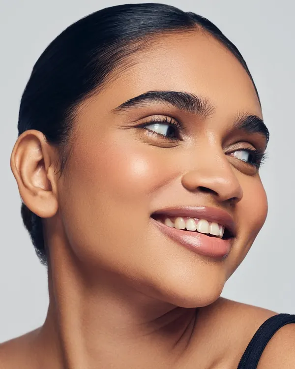 Glow goals achieved. This is a perfect example of my signature minimal makeup look, focusing on luminous skin, brushed-up brows, and a natural lip tint for a healthy, radiant finish.