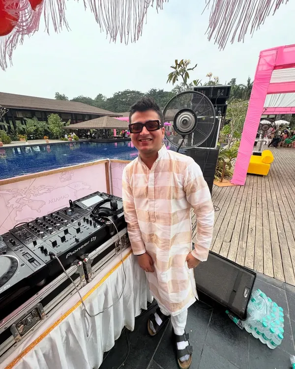 Here to keep the party alive and the love flowing at a beautiful poolside Mehendi. The perfect setting for good music and good times.