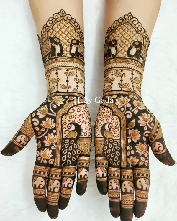 This design is a festival of traditional motifs. It features penguins, swans, peacocks, and elephants, all woven together in a beautiful and intricate pattern. A true canvas of cultural grace.