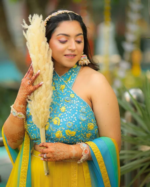 A vibrant Haldi look! For this bride-to-be, I created a soft glam look with a pop of color on the eyes to match her beautiful yellow and teal lehenga. It's fresh, fun, and perfect for a daytime celebration.