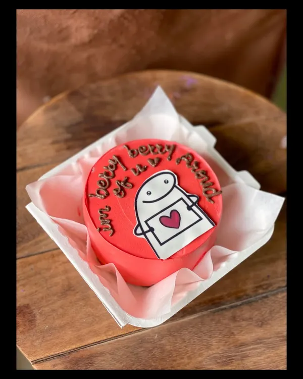 A cute and trendy meme-themed bento cake. This red cake features the popular "I'm berry berry afraid" character holding a heart, a fun way to share an inside joke.
