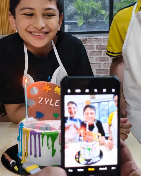 Capturing the perfect moment at Zyle's 10th birthday party. The joy on his face as he poses with his art-themed cake says it all. We make sure every birthday celebration is full of fun and unforgettable memories.