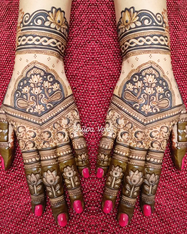 A perfect example of a symmetrical design with negative space, creating a bold and striking look. We cover techniques for both positive and negative space in my course.