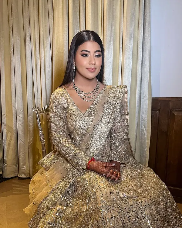 Avanya’s sangeet look was all about that golden hour glow. We paired a soft, smoky eye with a classic nude lip to complement her stunning gold lehenga, creating a look that was both modern and timelessly bridal.