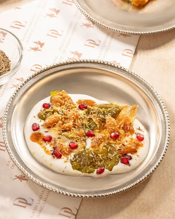 A classic street food favourite, elevated. Our Palak Patta Chaat features crispy fried spinach leaves layered with smooth yogurt, tangy chutneys, and a sprinkle of sev and pomegranate seeds for a burst of flavour and texture.