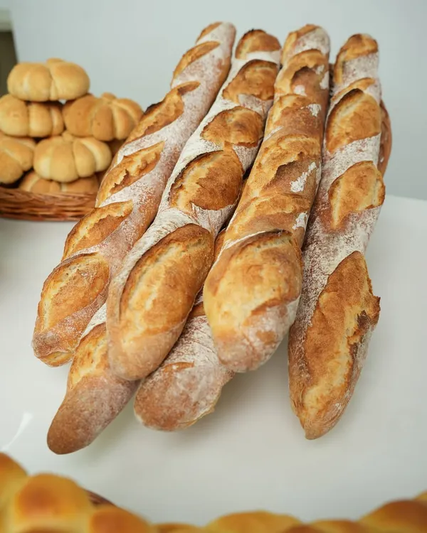 Nothing beats the smell and taste of a freshly baked French baguette. In our international bread class, we focus on achieving that classic crispy crust and airy interior using traditional techniques.