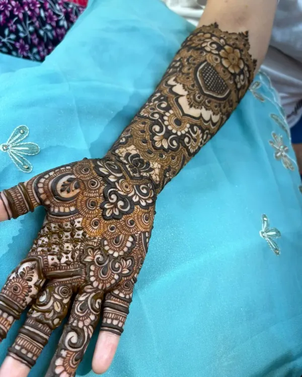 This is the kind of intricate, full-hand design I love to create for those extra special occasions. Every detail, from the delicate lines on the fingers to the full coverage on the palm, is drawn with care to give you a truly stunning result.