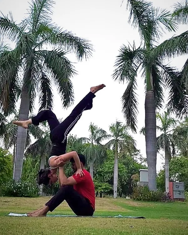 This is the moment it all clicks. The balance, the trust, and the incredible feeling of flying. My outdoor Acroyoga sessions are all about finding this connection, supported by your partner and surrounded by nature.