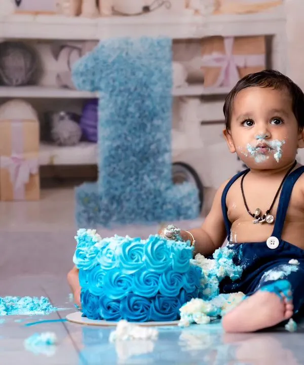 A classic first birthday celebration, complete with a delicious blue rosette cake just waiting to be smashed. I set up the entire scene, so all you need to do is enjoy the moment as your little one explores.