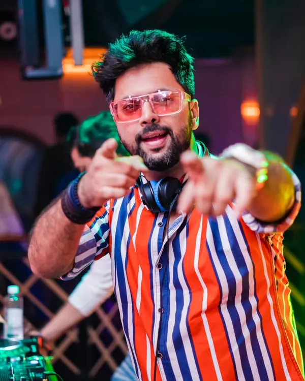 I'm here for one reason: entertaining YOU. Pointing at the crowd, feeling the energy, and getting ready to drop the next banger at The Fixx. Let's go!