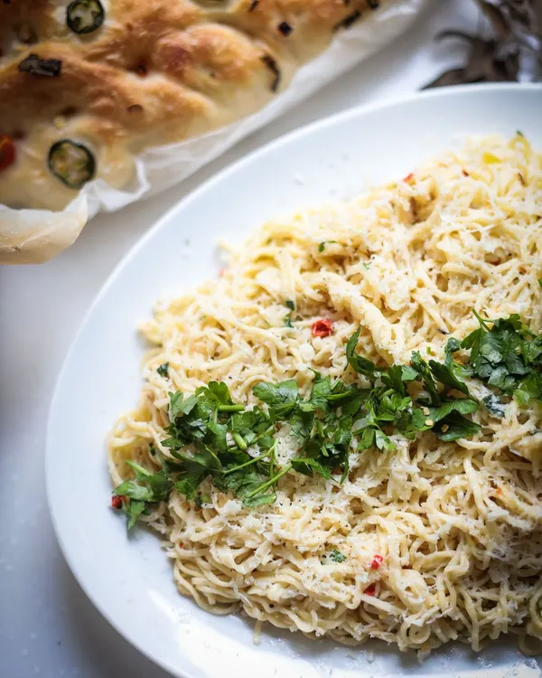 Freshly made Aglio e Olio pasta, simple yet bursting with flavor, served alongside a beautiful jalapeno focaccia. Learn to master the classics with us.
