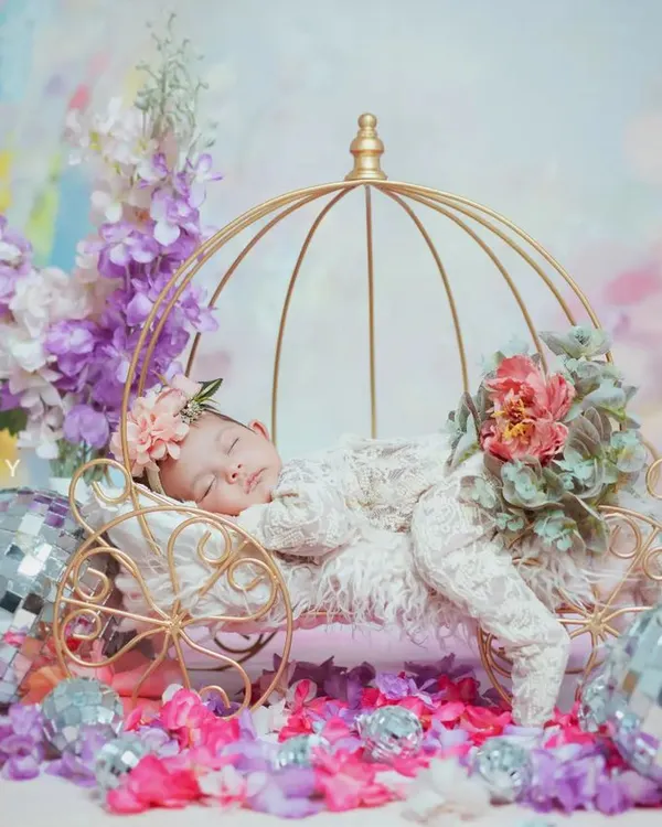 I believe every baby is a little prince or princess, and this magical carriage setup is perfect for capturing that fairytale feeling right from the start. This is one of my favorite newborn themes.