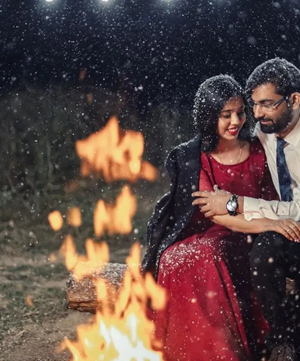 A quiet moment of connection by the warmth of a bonfire, with a gentle flurry of snow adding to the magic. We love creating these cozy, intimate settings for couples to just be themselves.