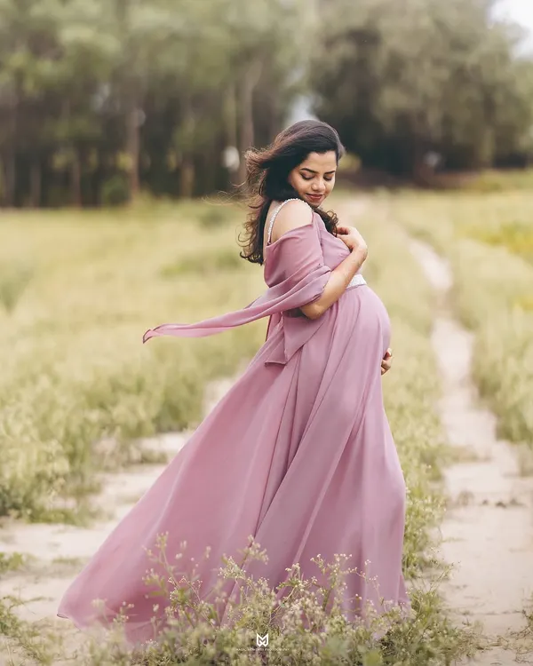 This is the magic of motherhood. I love using natural landscapes and soft, flowing gowns to create timeless solo maternity portraits that celebrate your strength and beauty.