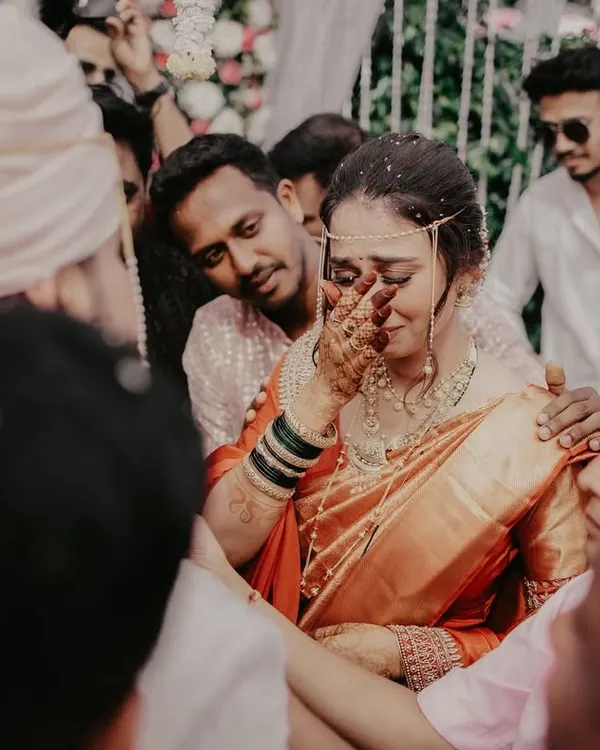 A deeply emotional moment of the bride during her farewell ceremony, a powerful and unscripted capture of love and transition.