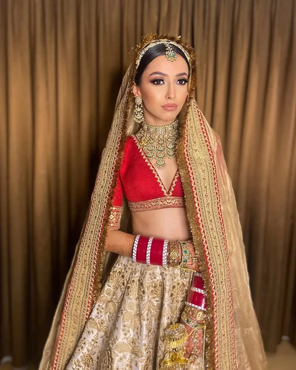 For the bride who dreams of timeless elegance. I created this classic look for Pawlin’s pheras, pairing a sultry smokey eye with her stunning red Sabyasachi lehenga to capture a look of pure grace and tradition.