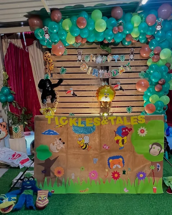 For this jungle-themed party, I brought out all my animal puppets. The kids were thrilled to meet the lion and monkeys, and they especially loved the craft activity where they made their own lion paper bag puppets.