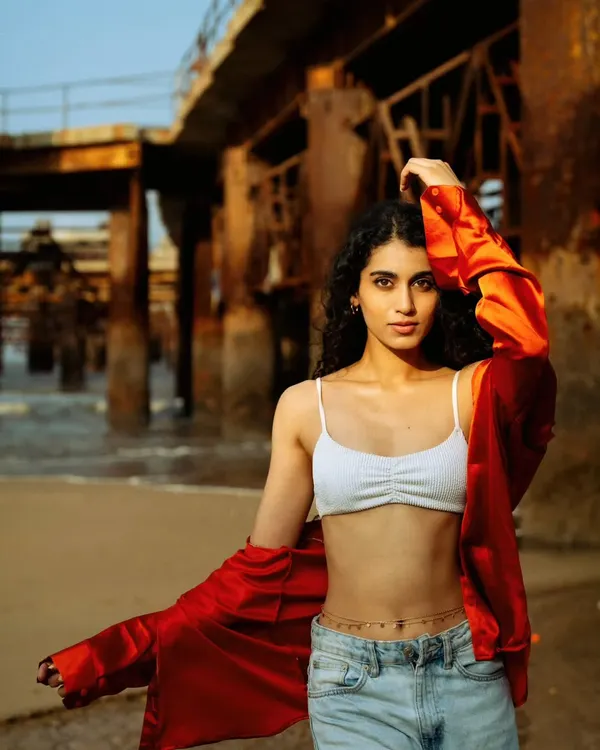 This is the kind of magic that keeps me sane. We caught the perfect golden hour light for this editorial beach shoot in Mumbai, letting the warm sun and the sea create a stunning, natural backdrop.