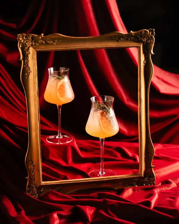 A cocktail portrait for Amelia. We used a vintage gold frame and a rich red velvet background to create a dramatic, art-gallery feel for this sophisticated drink.