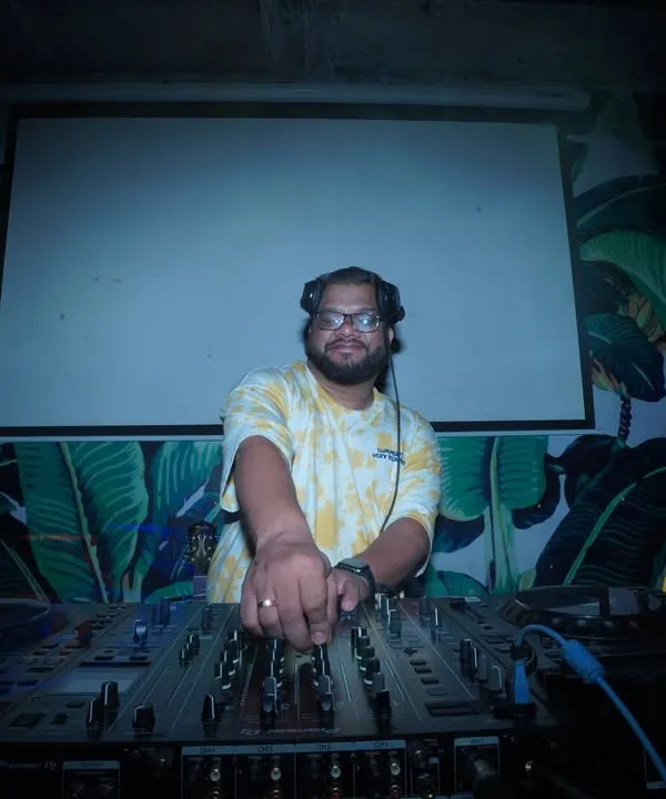 A shot of me at the decks, with a tropical-themed backdrop. This was for the Ashvij Experience.