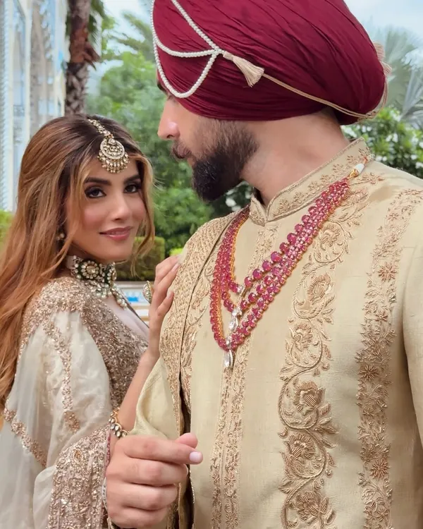 A stolen glance, a moment of pure connection. I style couples to ensure their outfits complement each other perfectly, creating a harmonious look that feels both regal and deeply personal. This is about coordinating your love story through elegant attire. 🌸