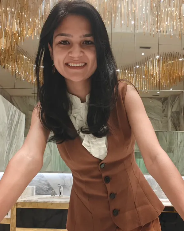 I used to wear a white coat, now I hold a paintbrush. Leaving dentistry for art was not an impulsive decision but a return to myself. This journey is about proving that passion can be a valid and fulfilling career.