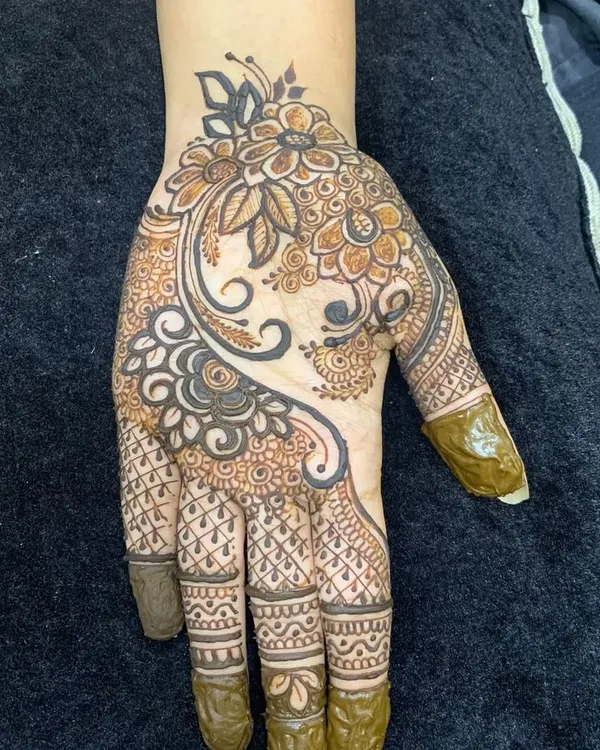 A beautiful Arabic-style floral design. In my basic course, you will learn how to create these flowing, elegant patterns that are perfect for any occasion.