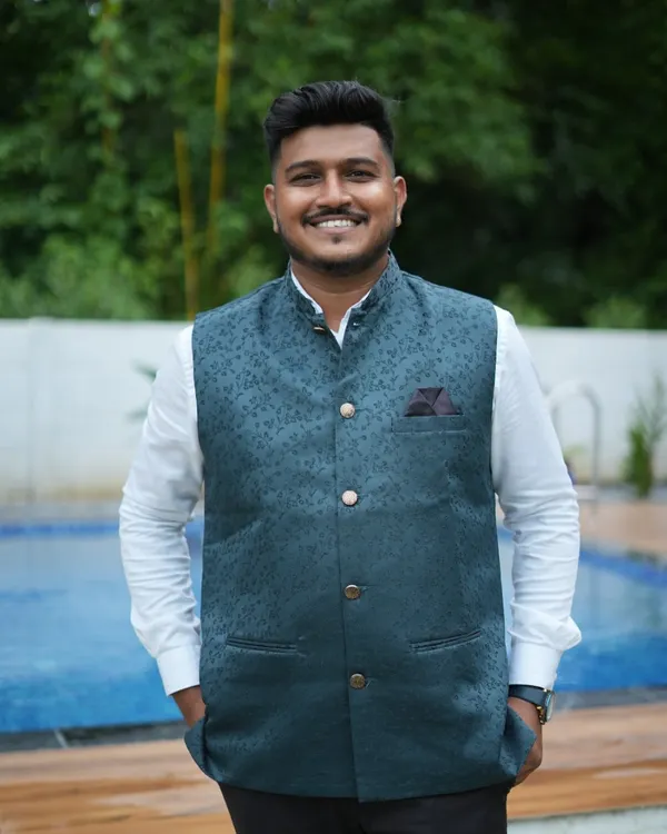 A simple white shirt paired with our dark green patterned waistcoat. This is an easy and stylish rental look for a semi-formal event or a festive celebration.