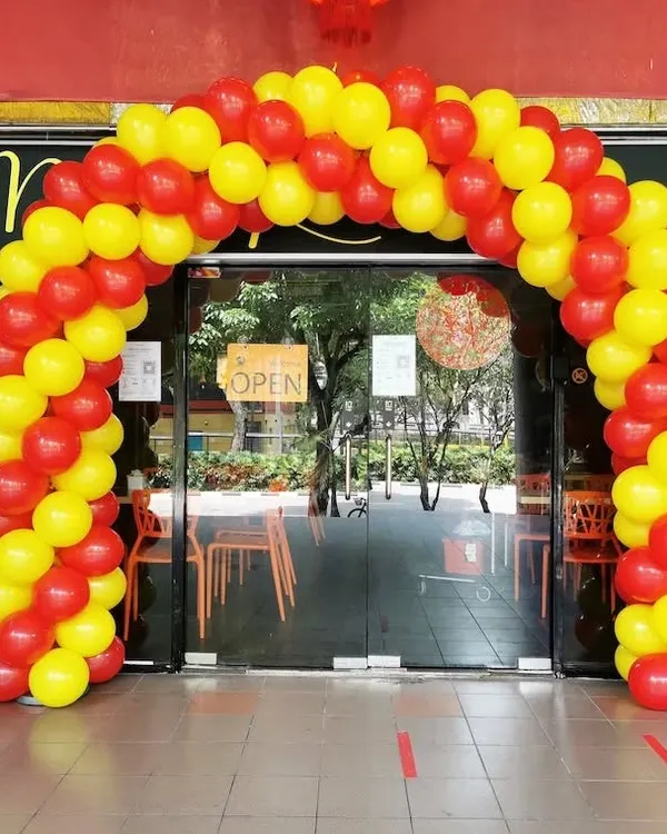 To make your new store or business launch stand out, I create eye-catching entrance decorations. This classic red and yellow balloon arch is a bold and welcoming sign for customers on your opening day. I can customize the colors to match your brand.