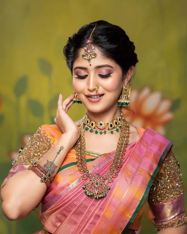 A detailed shot of this South Indian bridal look. Notice the precise winged eyeliner, the soft blending of the eyeshadow, and the perfectly placed bindi and nose ring that complete the look.