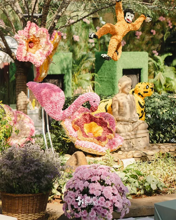 I crafted this playful monkey entirely from flowers, hanging from a tree as part of an enchanted garden theme. These floral sculptures add a unique, artistic touch to any event.