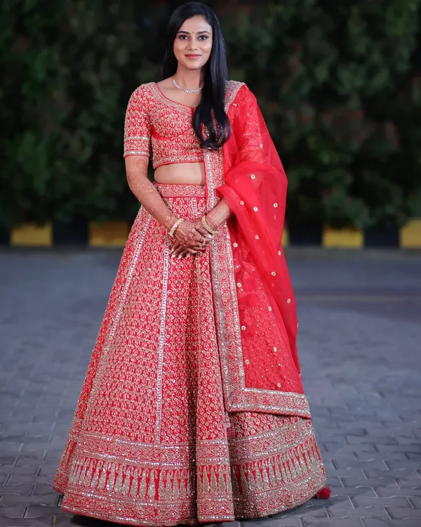 Pranitha was absolutely stunning in this red embroidered lehenga for her reception. I created a soft glam makeup look with open, sleek hair to match the modern elegance of her outfit.