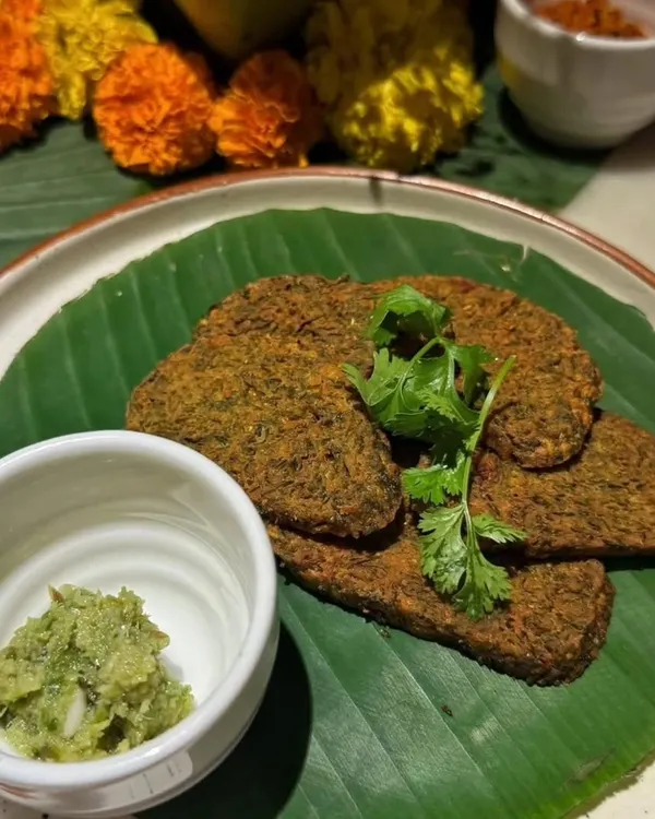 My Kotimbir Wadi, a classic Maharashtrian snack. Served on a banana leaf with a side of thecha, it's a flavourful and crispy bite that’s always a hit at pop-ups and parties.