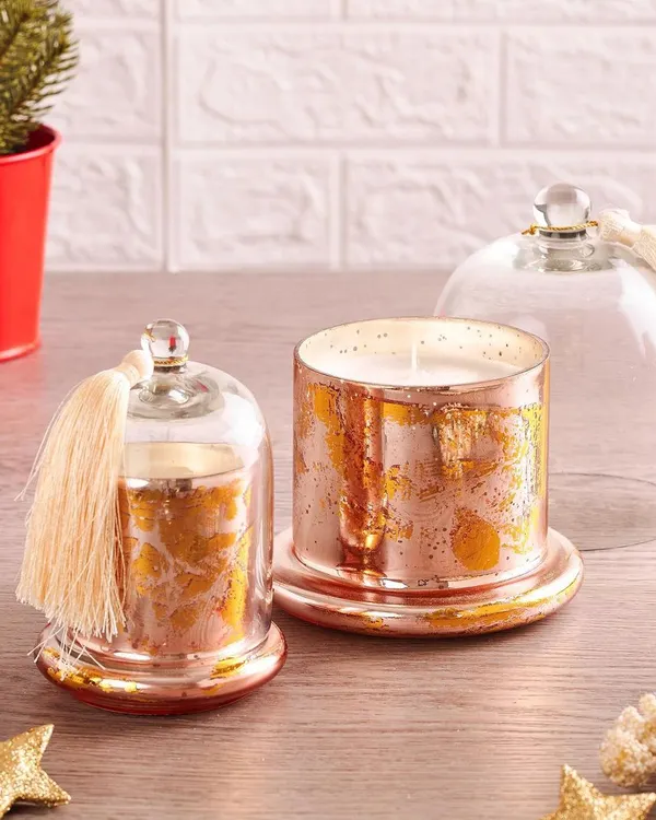 These hand-poured scented candles in mercury glass jars make for a beautiful and elegant wedding favor. Each candle is covered with a glass bell jar and finished with a tassel, adding a touch of luxury.