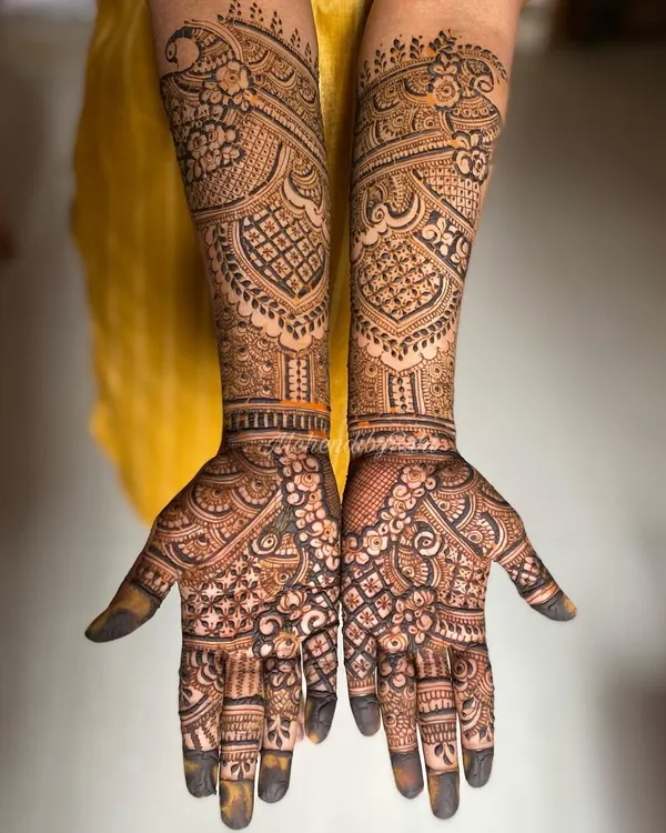 This is the kind of full, detailed mehendi I love to create for special occasions. Every line is drawn with care, combining traditional patterns with a clean, modern flow that extends up the arm.