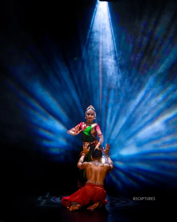 A powerful moment from my production 'SUTÃ', where we use dramatic lighting to explore the deep bond between a father and daughter. This is storytelling through dance.